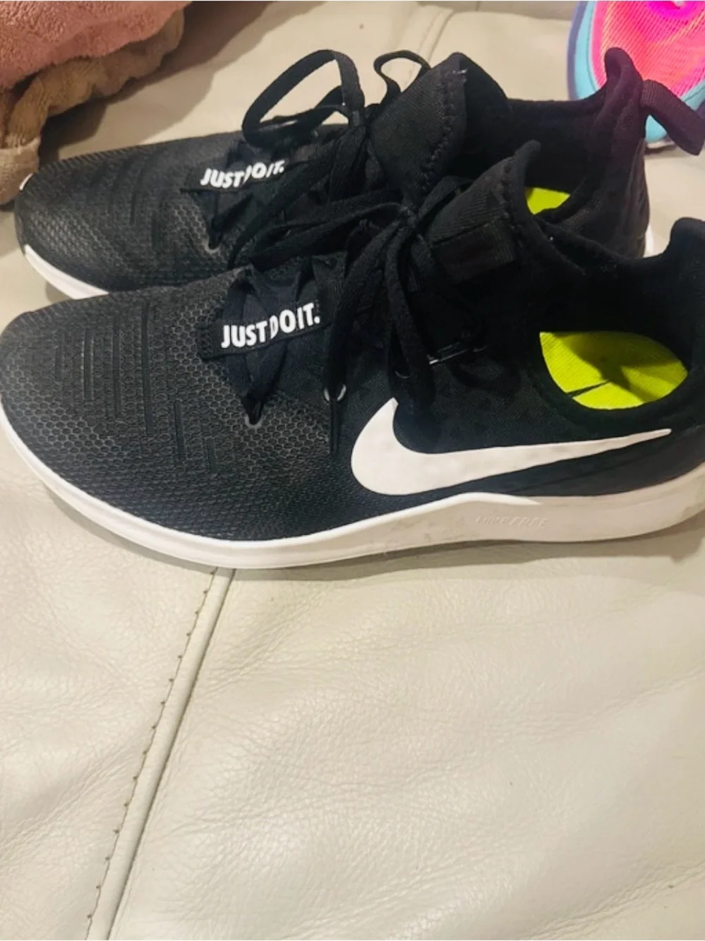 Nike Men’s Black Athletic Sneakers with 'Just Do It' Tongue Detail